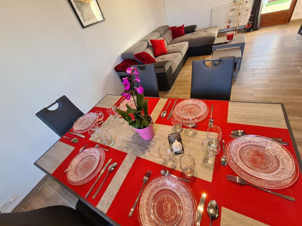 Gîte familial avec piscine partagée, terrasse et WiFi - FR-1-591-635 House in Centre-Val de Loire