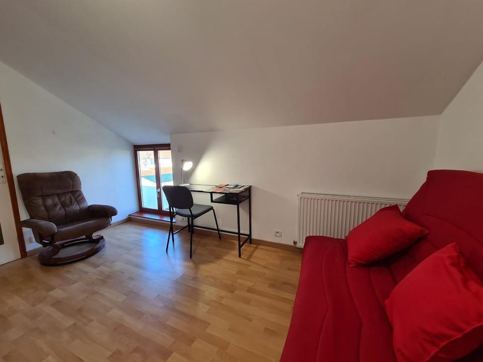 Gîte familial avec piscine partagée, terrasse et WiFi - FR-1-591-635 House in Centre-Val de Loire