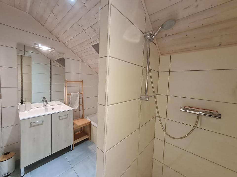 Appartement lumineux 3 chambres, terrasse, proche commerces et ski, avec WiFi Apartment in Vosges