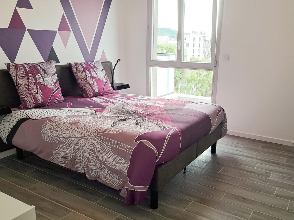 Appartement contemporain 3 chambres avec vue sur canal, parking et internet à Nancy - FR-1-584-343 Apartment in Nancy