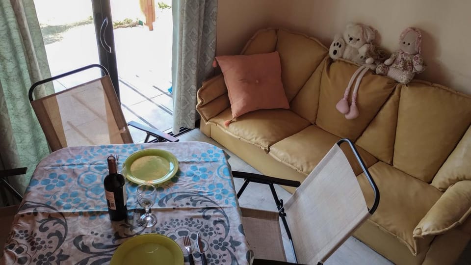 Property building, Patio, TV and multimedia, Dining area