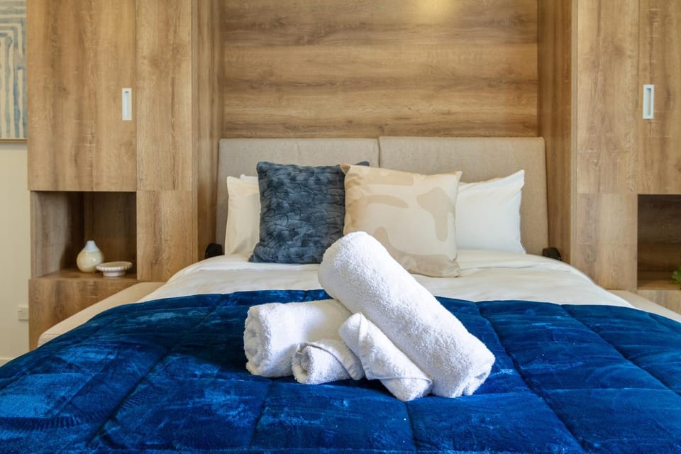 Bed, towels
