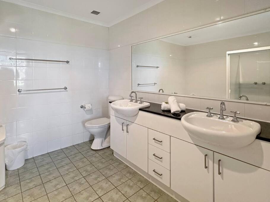 Unit 3 - Avoca Palms Resort Apartment in Cape Three Points Road