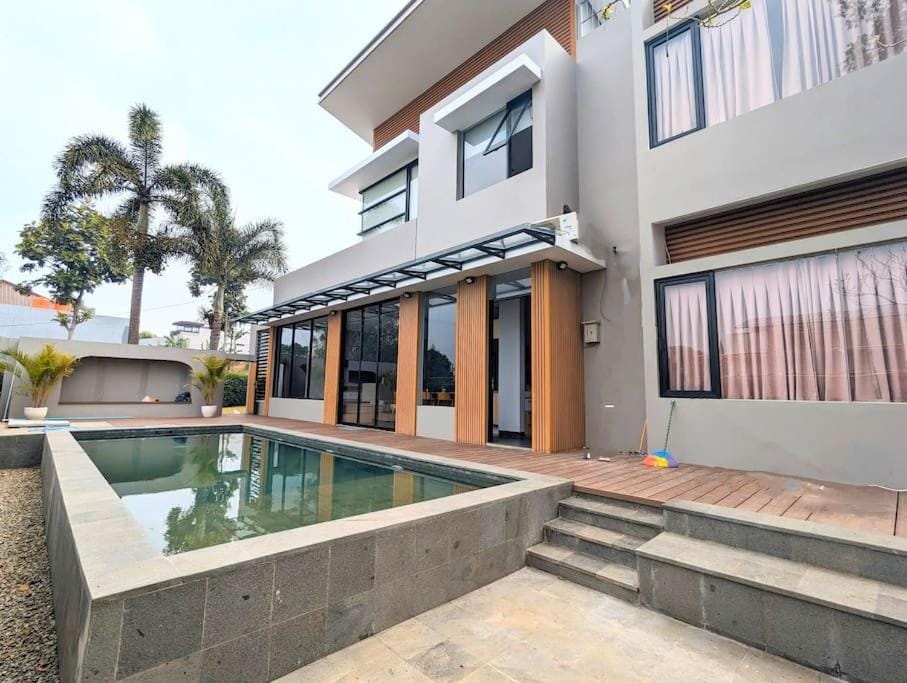 Cottonwood Villa Zamrud - Pingpong BBQ Pool Disney Villa in Parongpong