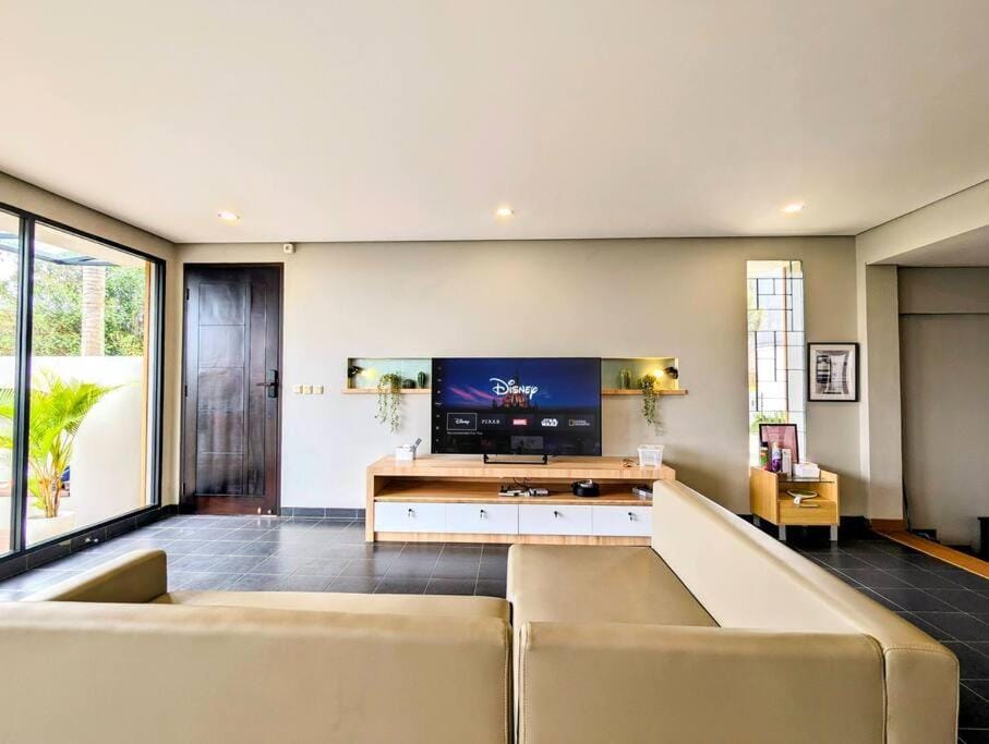 Cottonwood Villa Zamrud - Pingpong BBQ Pool Disney Villa in Parongpong