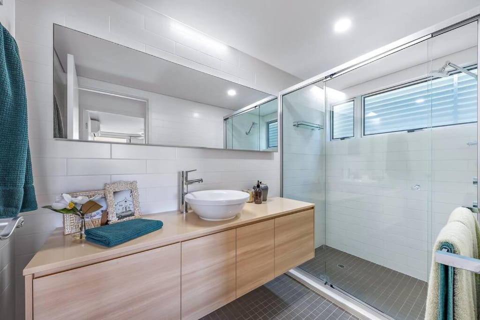 Large, Luxurious Townhouse Stunning Oceanviews Apartment in Airlie Beach