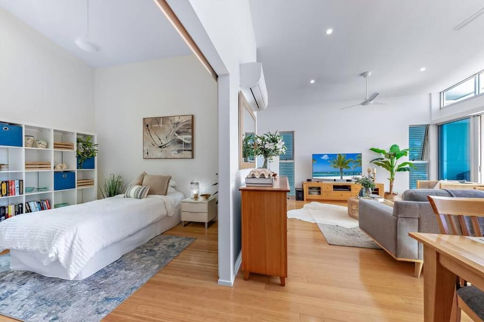 Large, Luxurious Townhouse Stunning Oceanviews Apartment in Airlie Beach