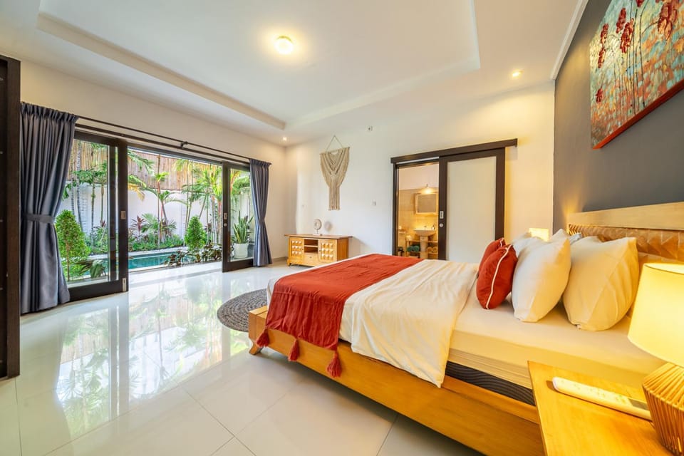 Private pool Villa , 10min walk to Berawa Beach Villa in North Kuta