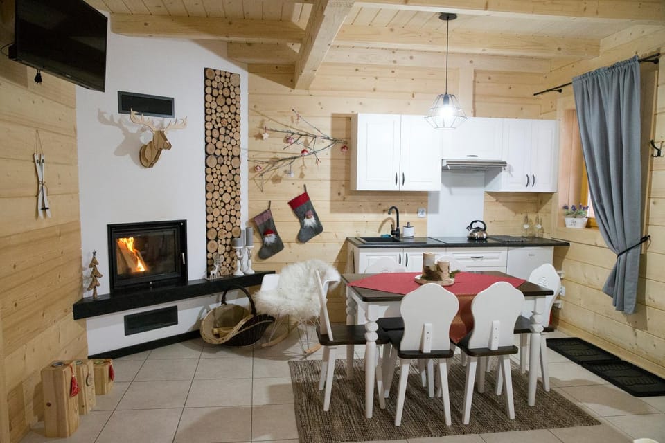 Kitchen or kitchenette, Dining area