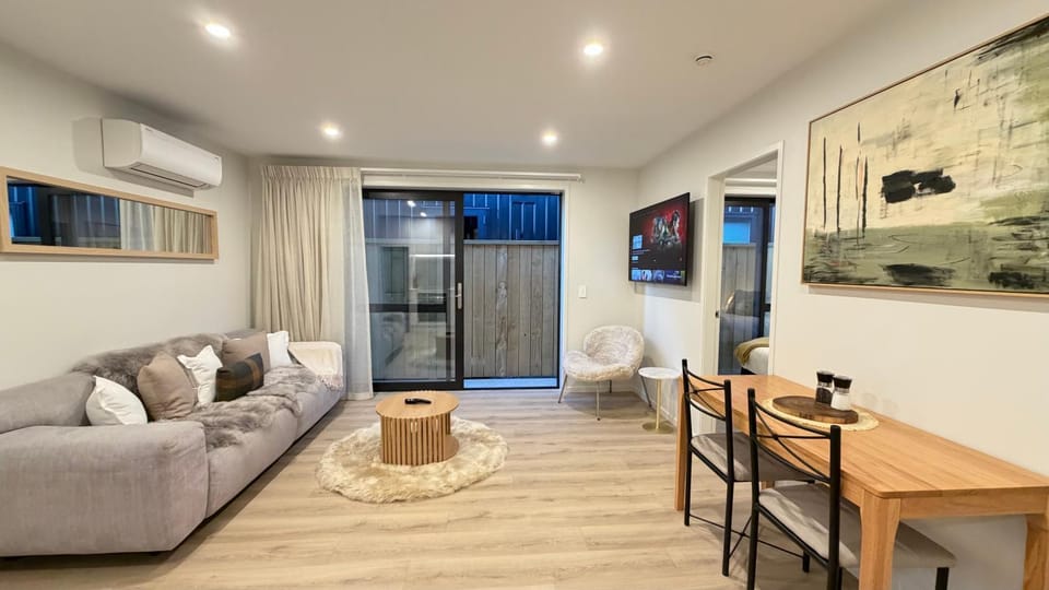 Luxe Stay with Mountain Views Apartment in Otago