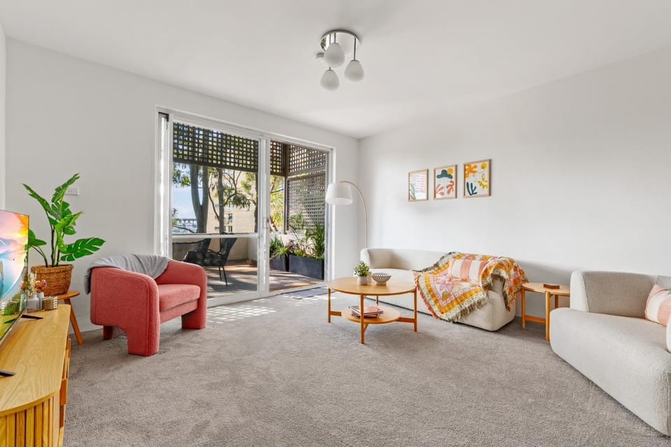 2-Bed Harbourside Home with Views in Fab Location Apartment in Sydney