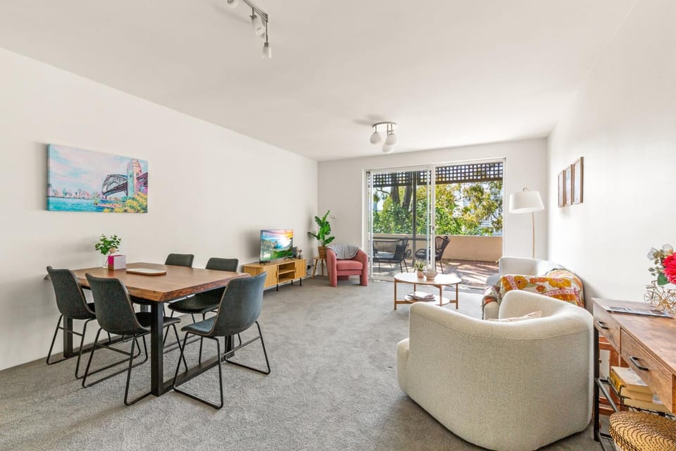 2-Bed Harbourside Home with Views in Fab Location Apartment in Sydney