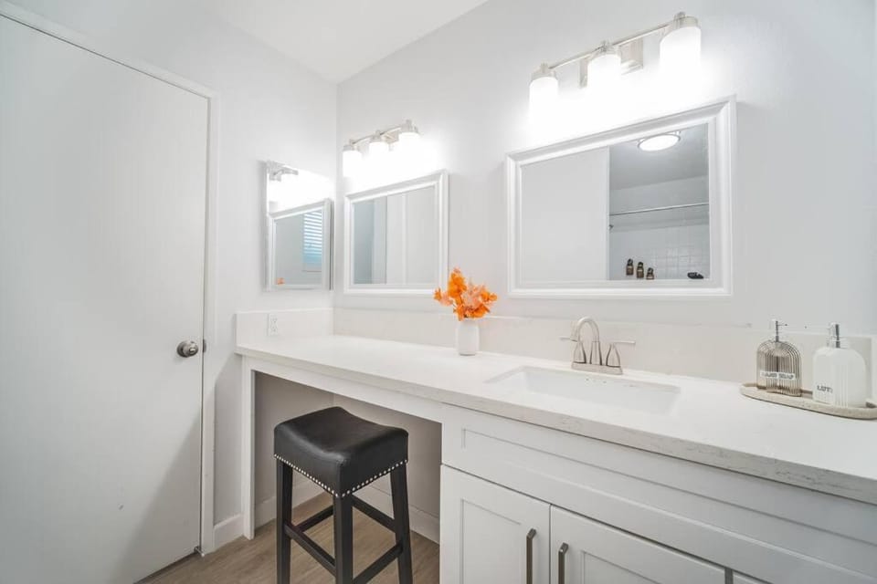 2 TVs - Vaulted Ceiling - Private Kitchen & Entrance Apartment in Rowland Heights