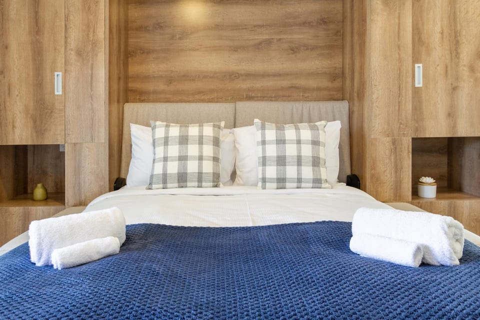 Bed, towels
