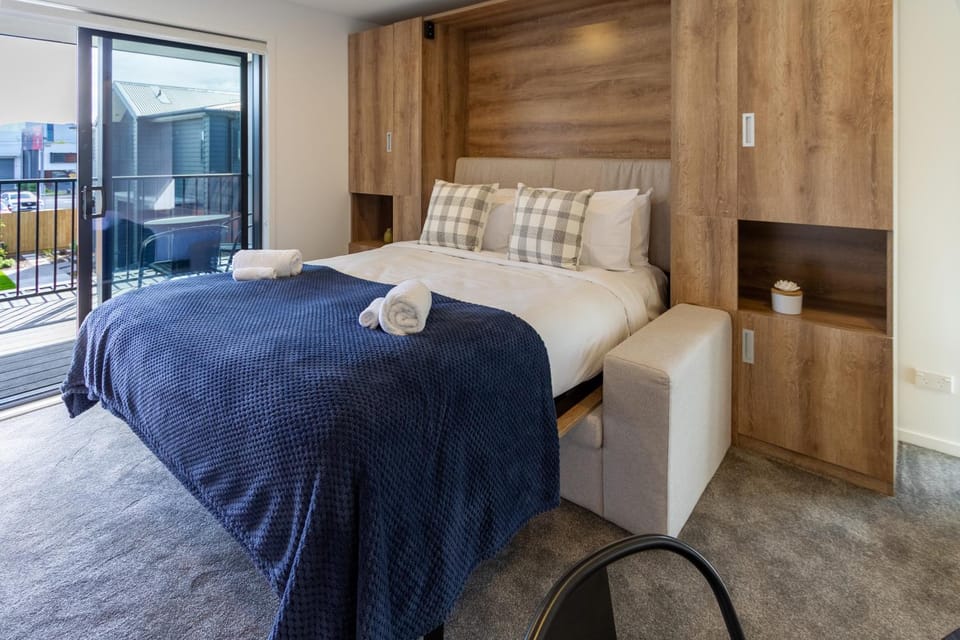 Bed, towels