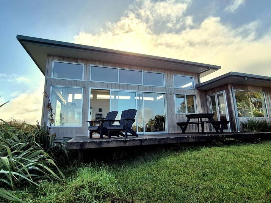 Property building, Patio, Garden, sunbed