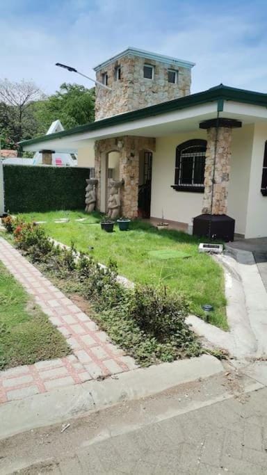 VillaLore piscina exclusiva BBQ AC max 11 personas 5min playas Villa in Guanacaste Province