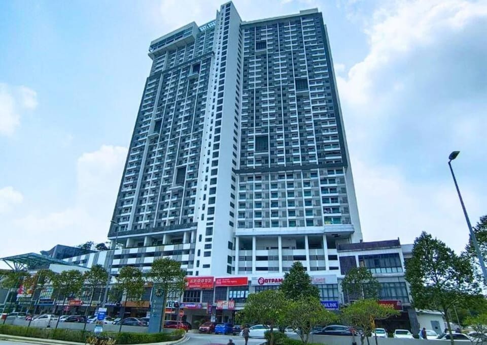 #CS6, Lovely Cybersquare Ensuite with Skyline View Apartment in Selangor, Malaysia