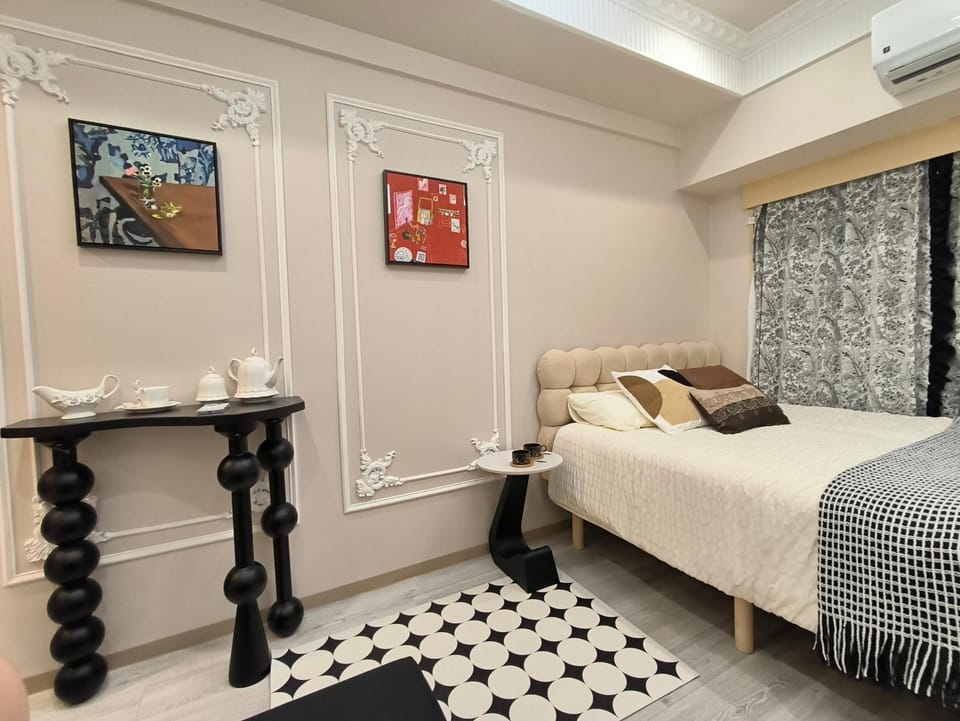 Bed, Seating area, Bedroom