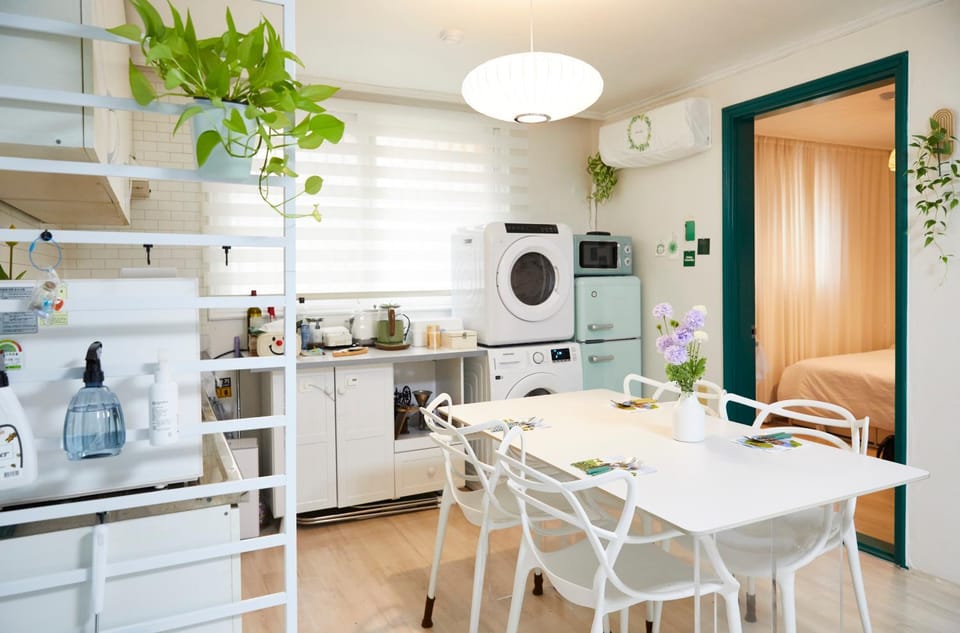 Coffee/tea facilities, Kitchen or kitchenette, Dining area, minibar, oven, pet friendly, stove, toaster