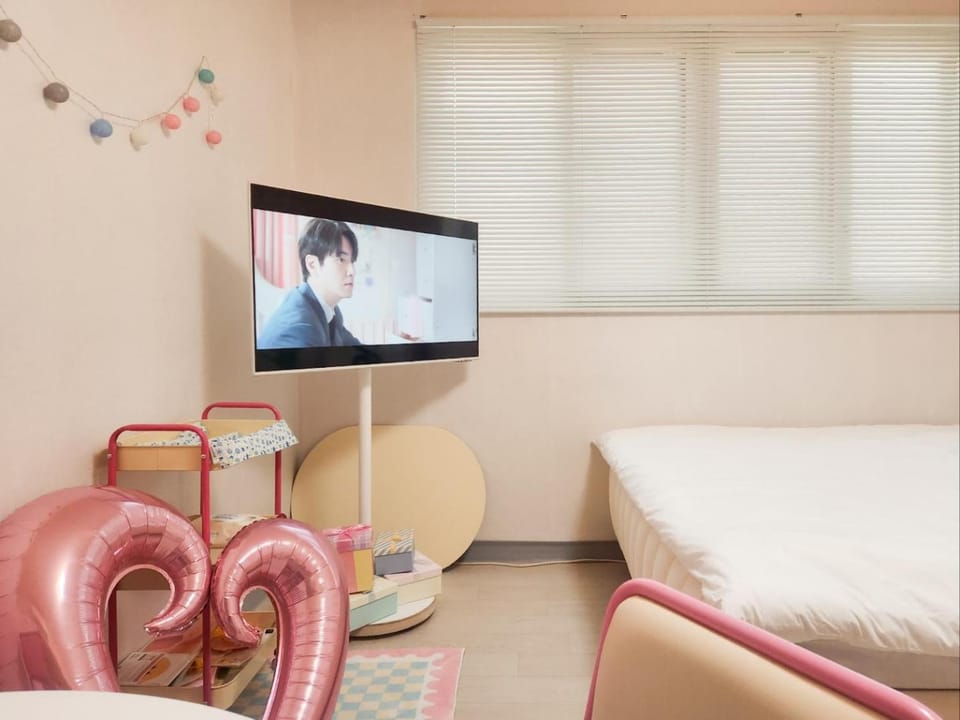 Communal lounge/ TV room, Bed, TV and multimedia, Photo of the whole room, Evening entertainment, Bedroom