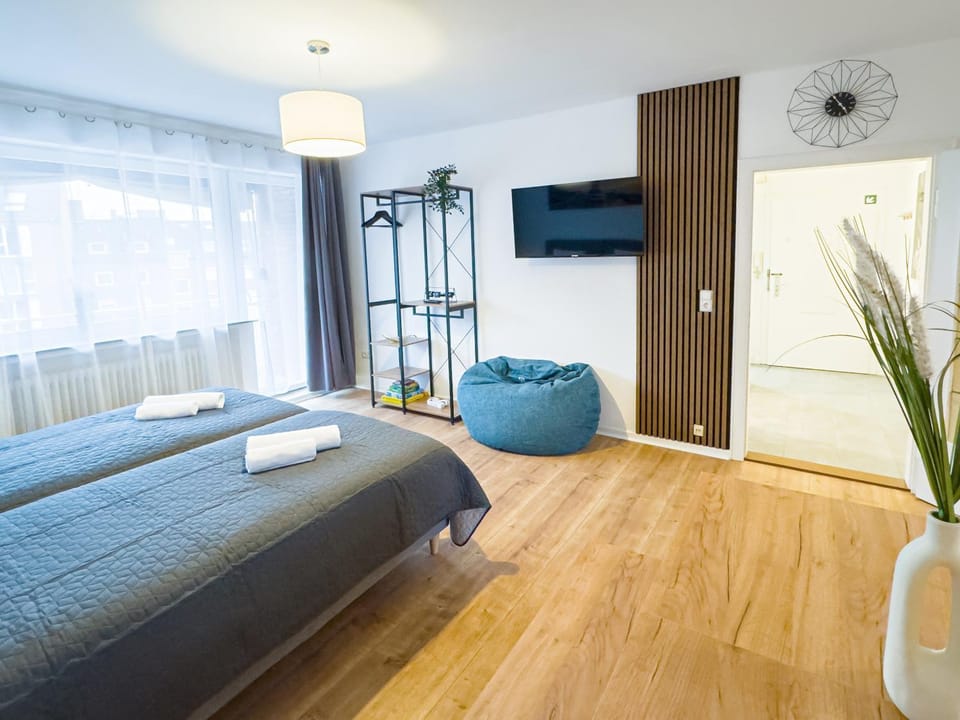 Communal lounge/ TV room, Bed, TV and multimedia, Living room, Photo of the whole room, Seating area, Evening entertainment, Bedroom, wardrobe