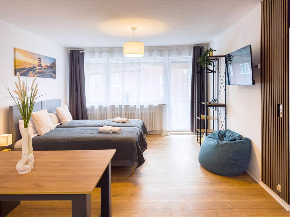 Bed, TV and multimedia, Living room, Photo of the whole room, Seating area, Bedroom, towels