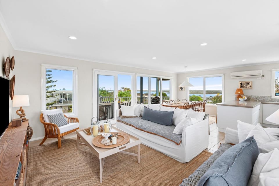 Tyntynder Coastal Beach House with Panoramic Views and Stunning Sunsets House in Ocean Grove