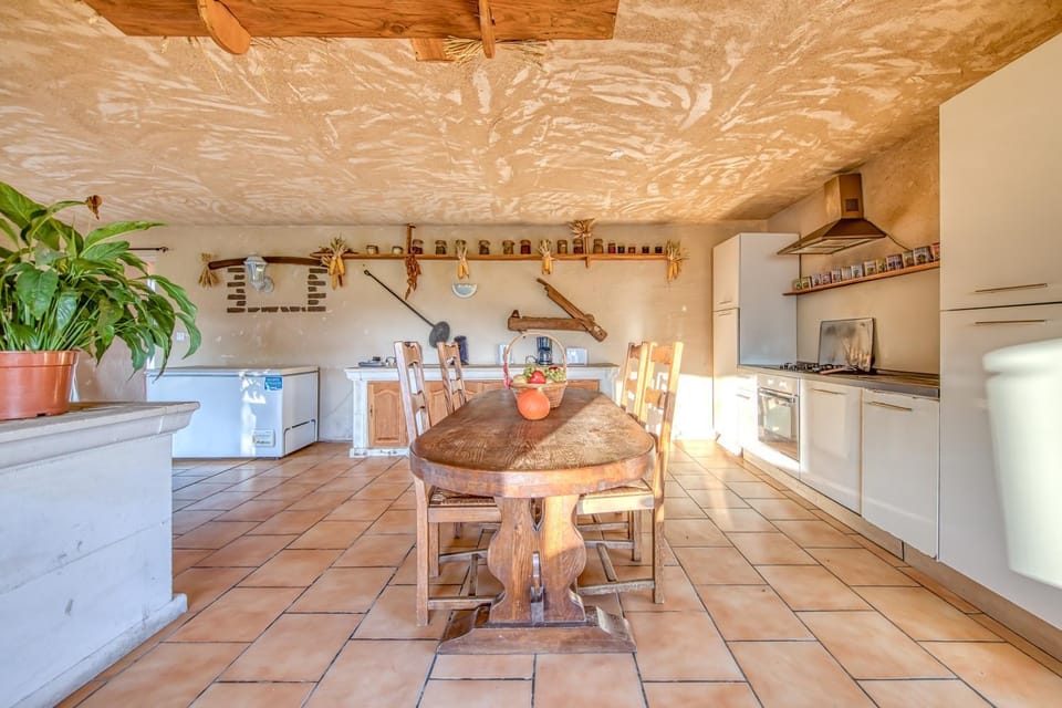 Property building, Kitchen or kitchenette, Living room