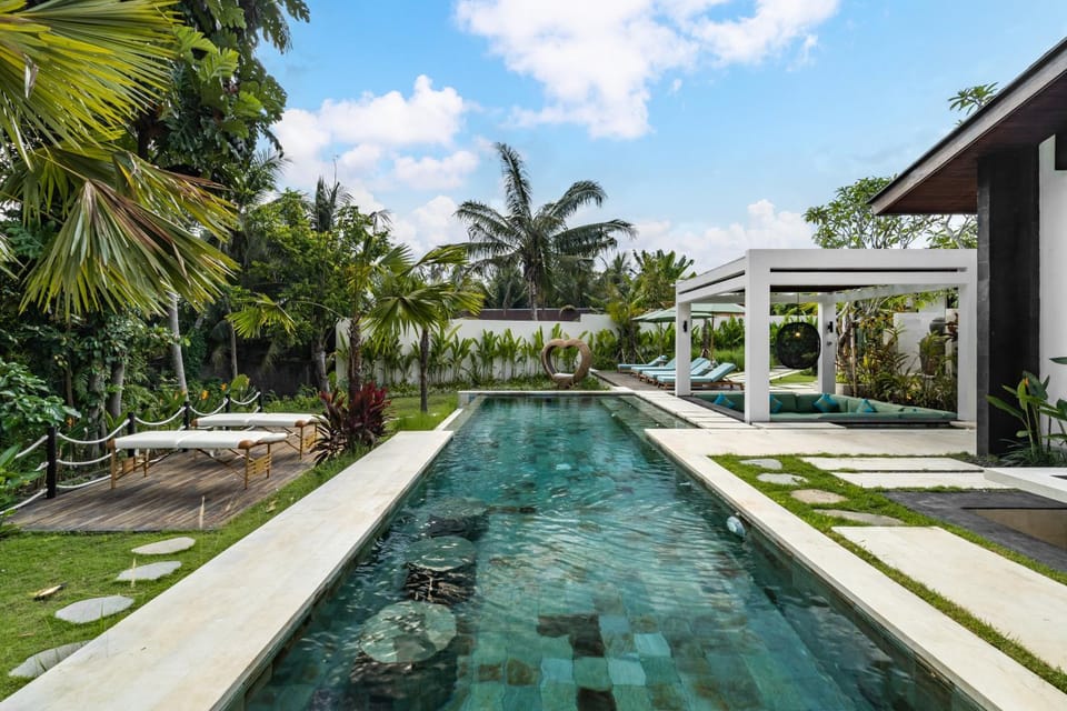 Pool view, Swimming pool, sunbed