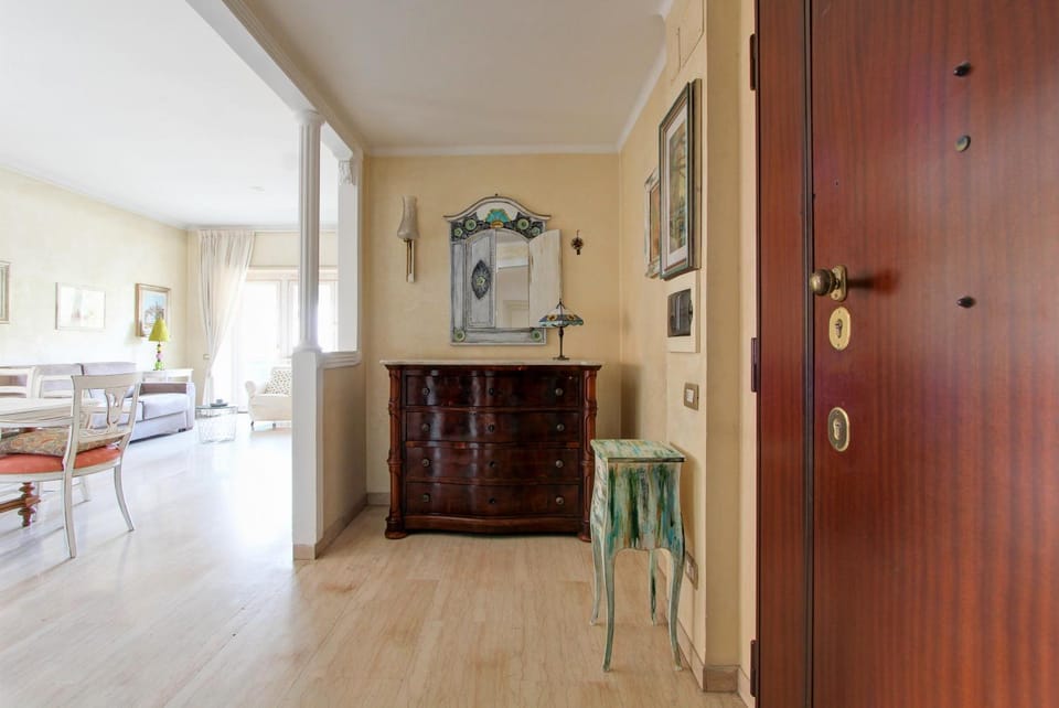 Photo of the whole room, Dining area