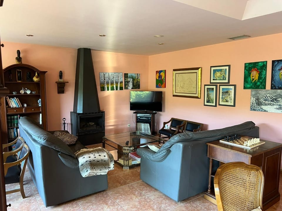 Communal lounge/ TV room, TV and multimedia, Living room