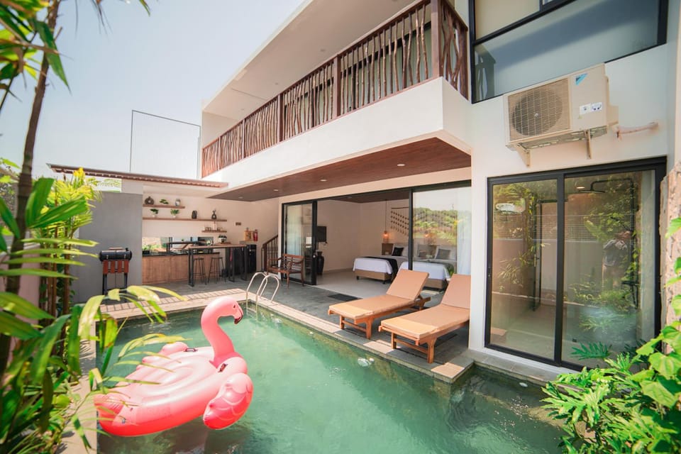 Property building, Balcony/Terrace, Swimming pool, sunbed
