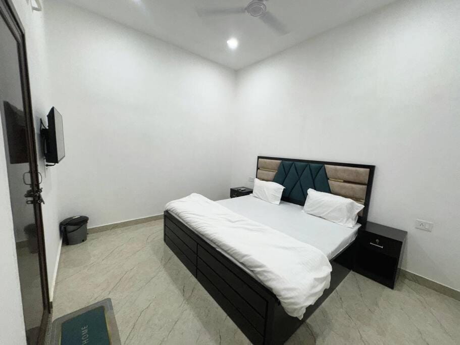 Bed, TV and multimedia, Photo of the whole room, Bedroom