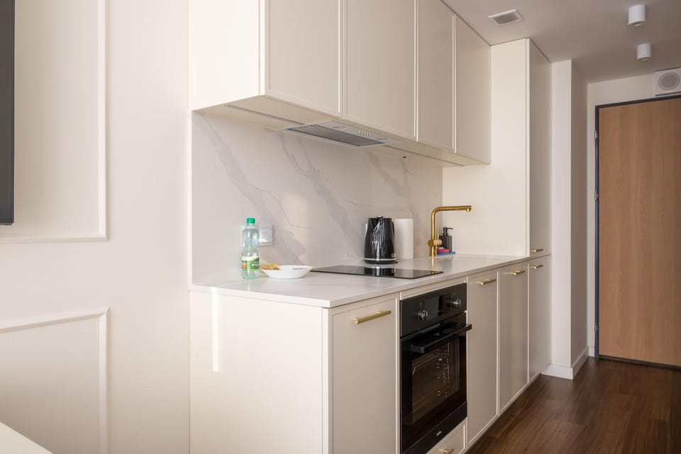 Coffee/tea facilities, Kitchen or kitchenette, oven, stove