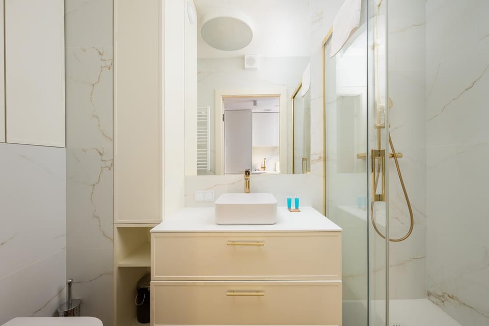 Shower, Toilet, Bathroom, towels