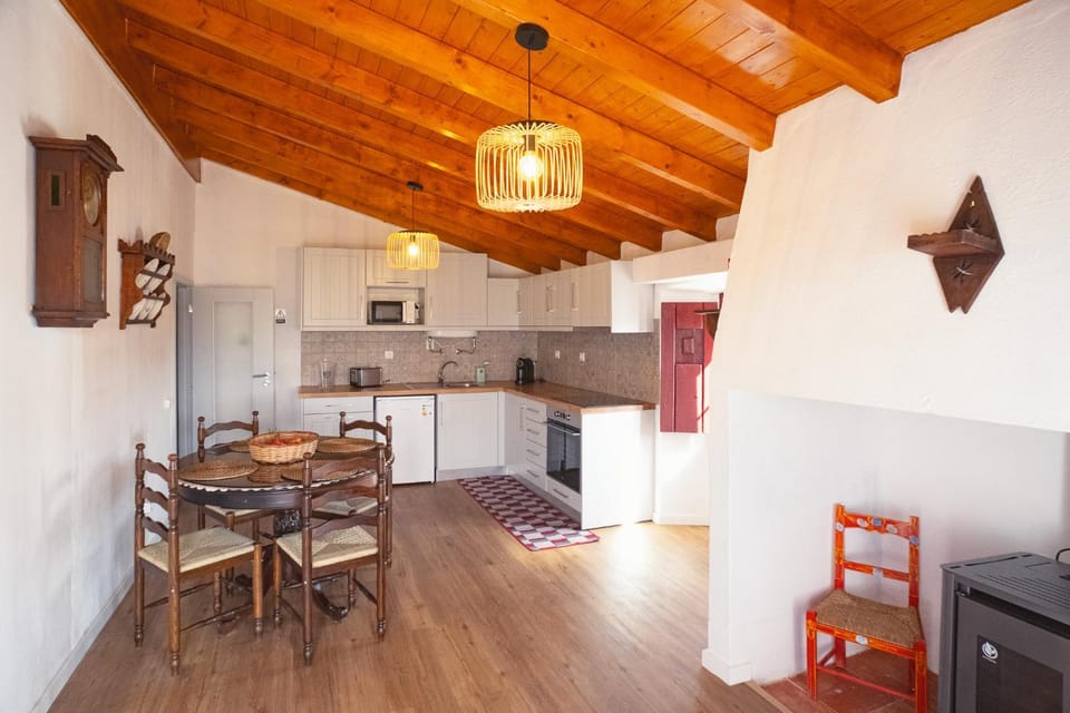 Dining area, minibar, oven, stove