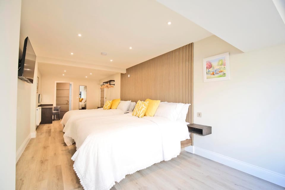 Bed, TV and multimedia, Bedroom