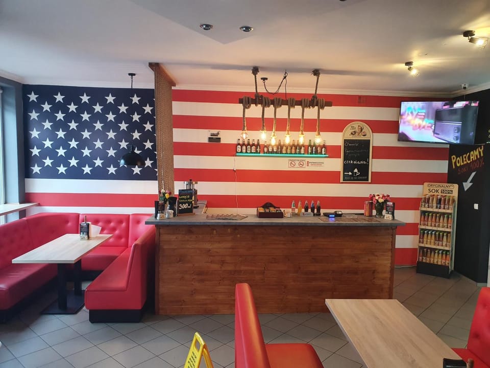 Restaurant/places to eat, Lounge or bar