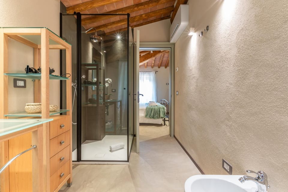 Shower, Toilet, Bathroom, towels