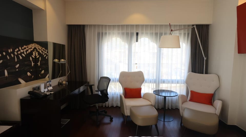 Seating area, City view, Mountain view