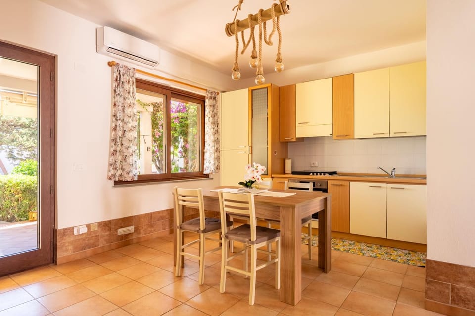 Kitchen or kitchenette, Dining area, air conditioner