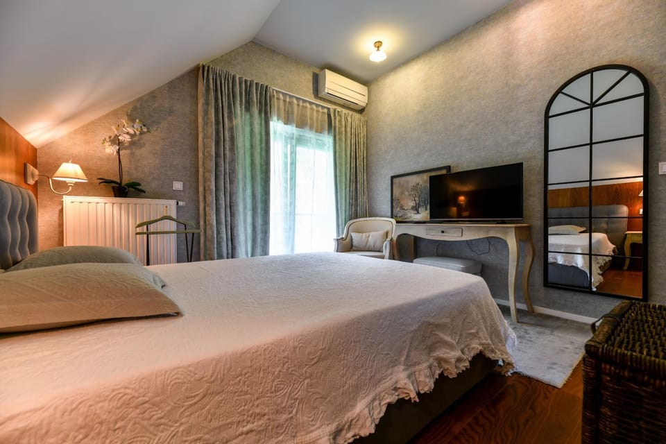 Bed, TV and multimedia, Bedroom, air conditioner