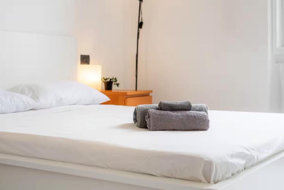 Bed, Bedroom, towels