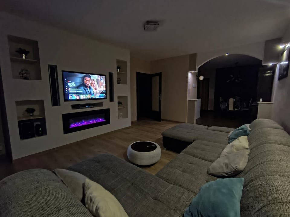Bed, TV and multimedia, Living room, Seating area, Evening entertainment, fireplace