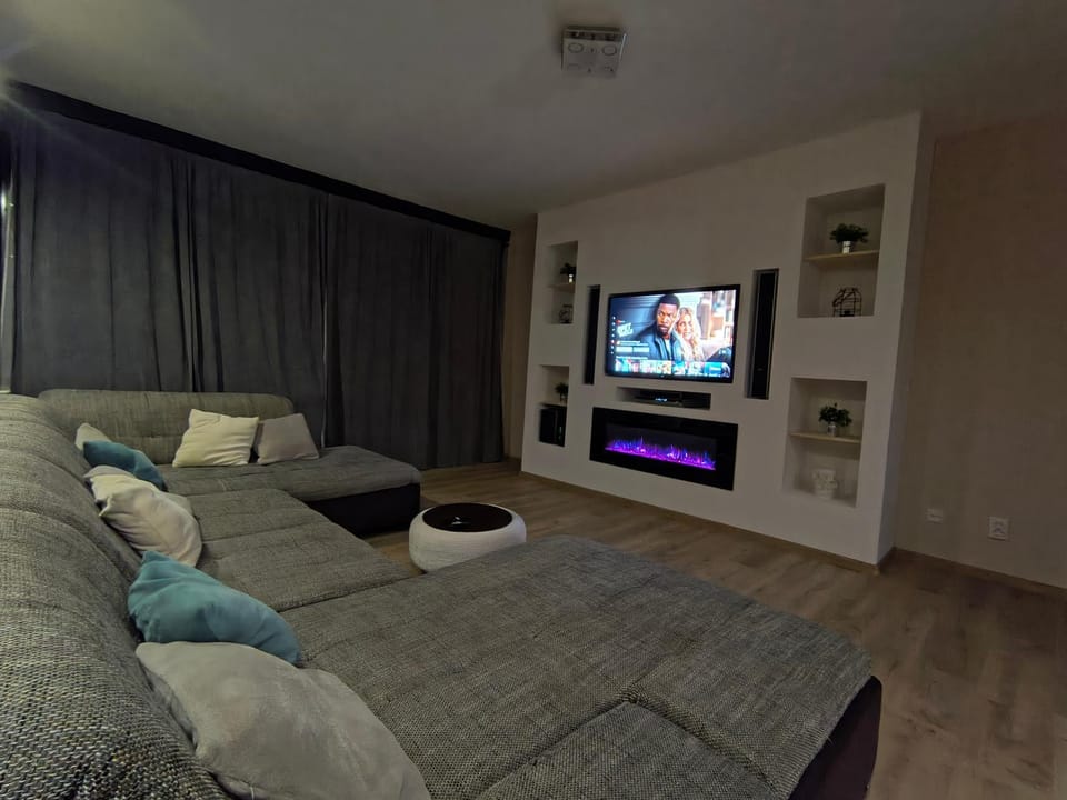 TV and multimedia, Living room, Seating area, Evening entertainment
