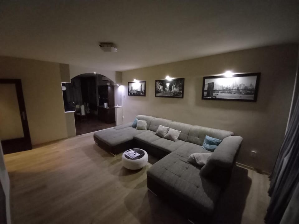 TV and multimedia, Living room, Seating area, Evening entertainment