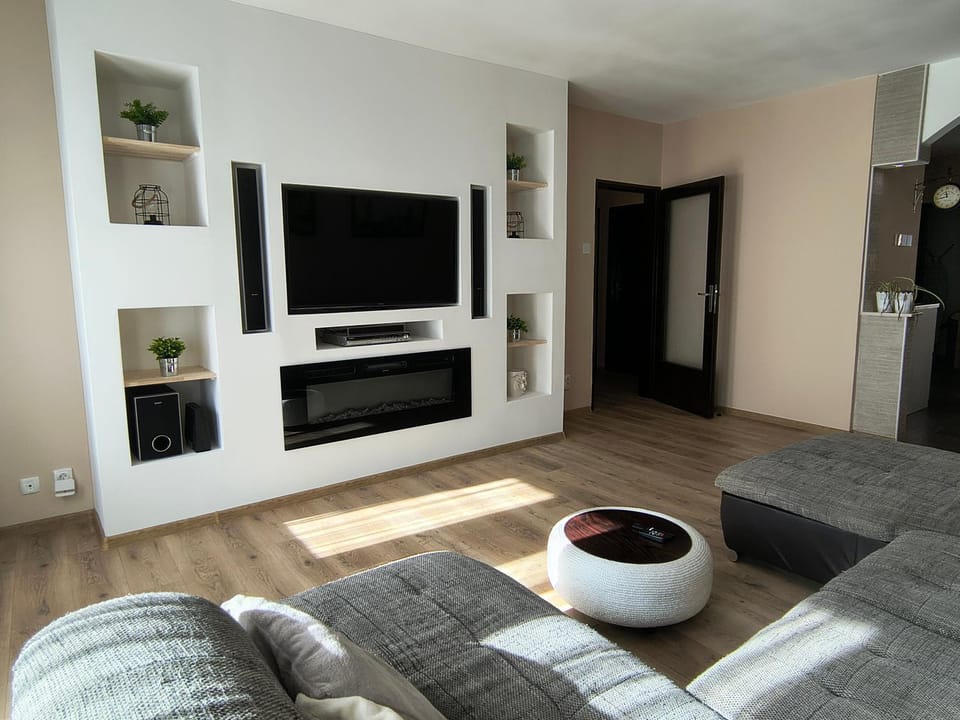 TV and multimedia, Living room, Seating area, Evening entertainment