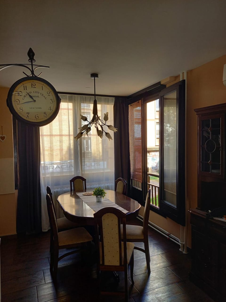 Seating area, Dining area