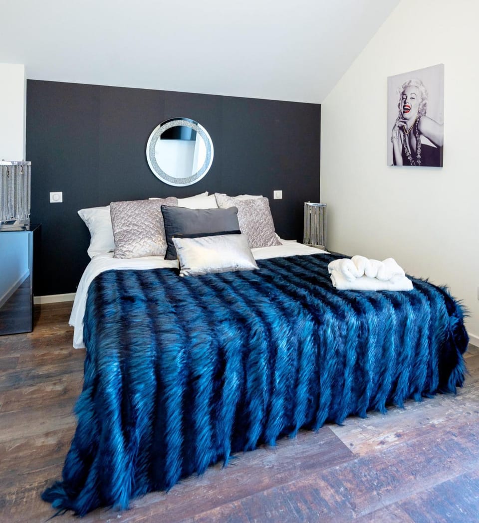 Bed, Photo of the whole room, Bedroom, towels